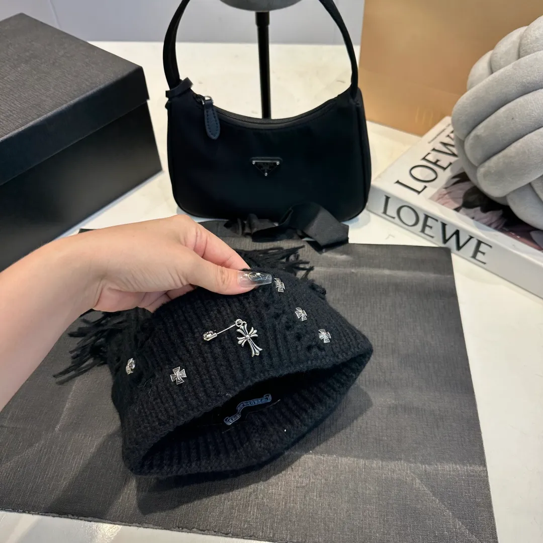 P60 Crow Heart Autumn and Winter Wool Knitted Beanie This must be the favorite of minimalism. It is clean, neat, fashionable and versatile, and will definitely not be picky about your face shape! A fashionable classic that lasts forever! Fashionable black and white can be purchased together